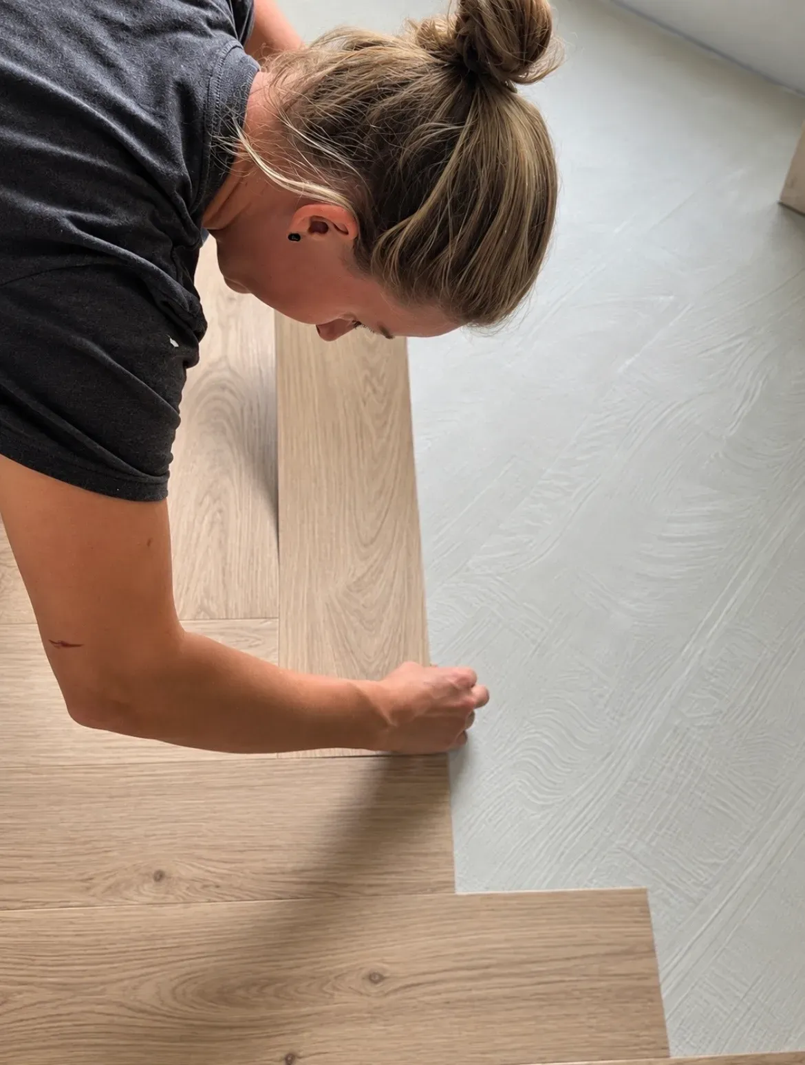 vrouw in de bouw, vloer leggen