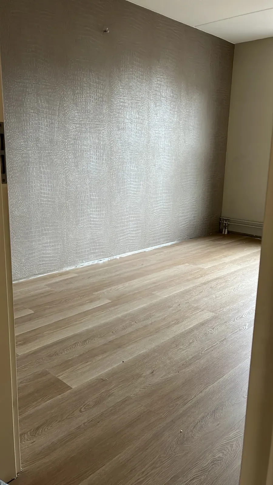 Nieuwe basis met PVC klikvloer en karaktervol behang