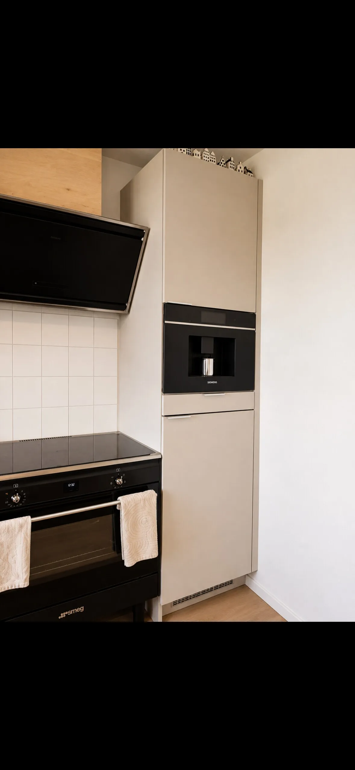 Hoge kastenwand met inbouwoven, koffiezetapparaat en koelkast