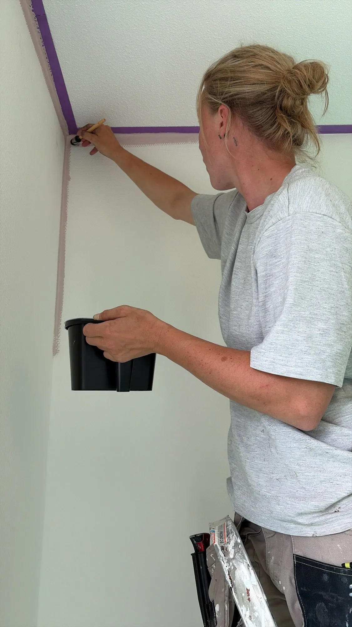 Nina Klust schildert een plafondrand