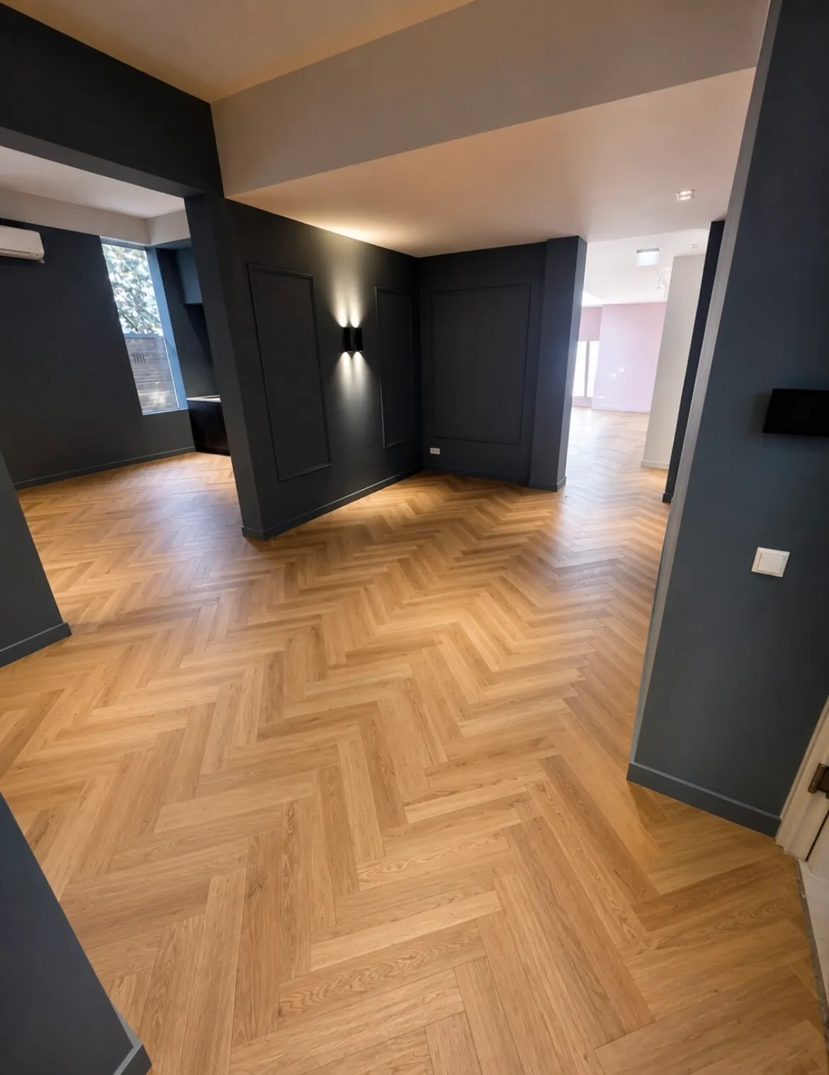 Grote PVC-visgraatvloer gelegd in projectverband
