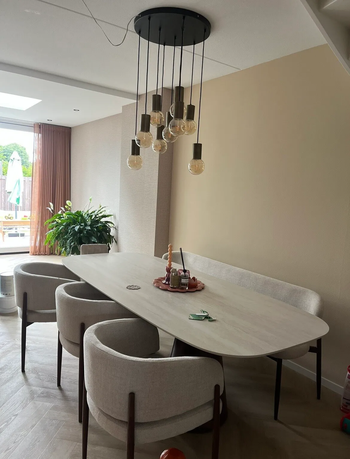 Woning in warme kleuren strak geschilderd