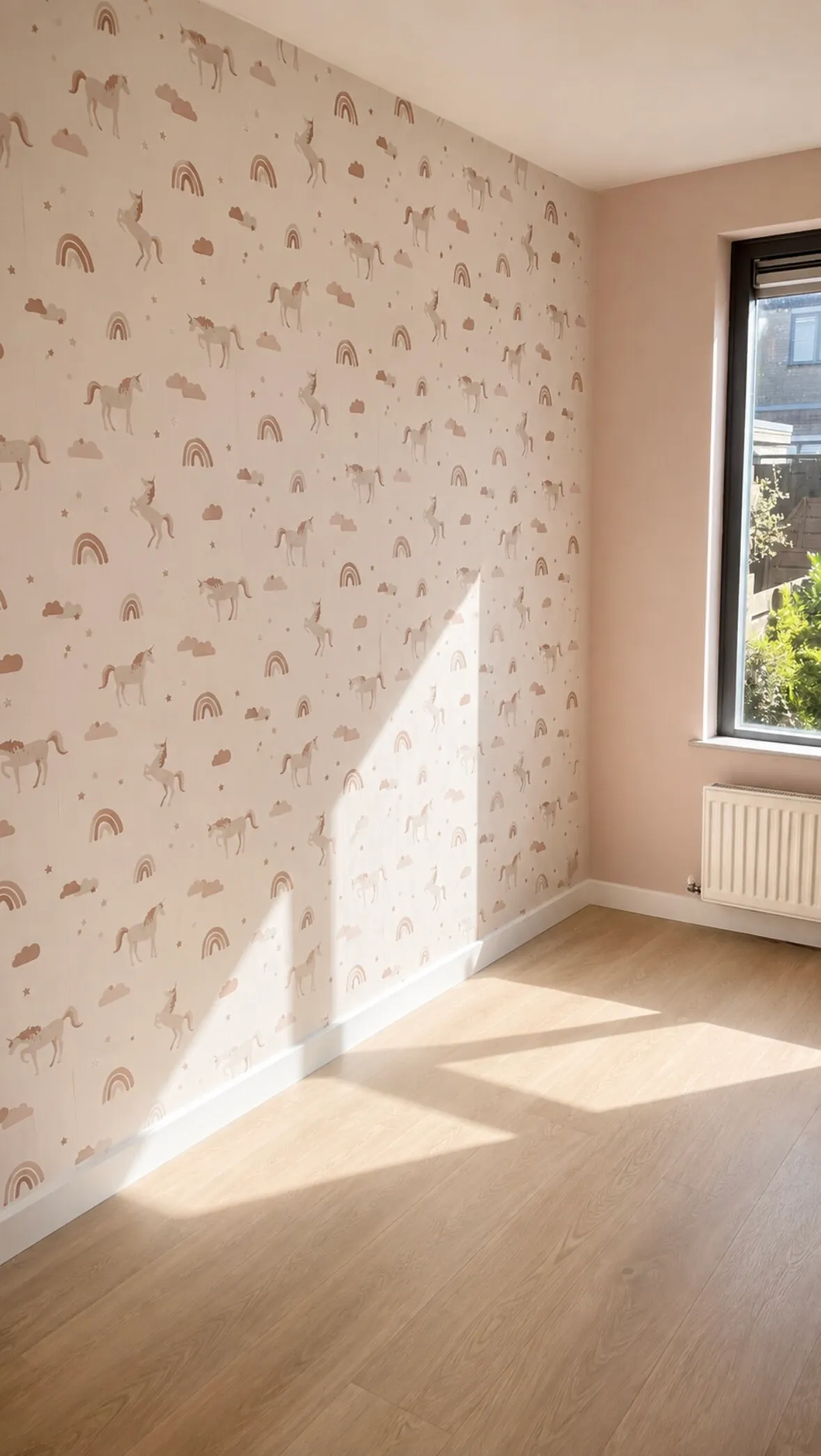 Kinderkamer compleet afgewerkt met behang en PVC