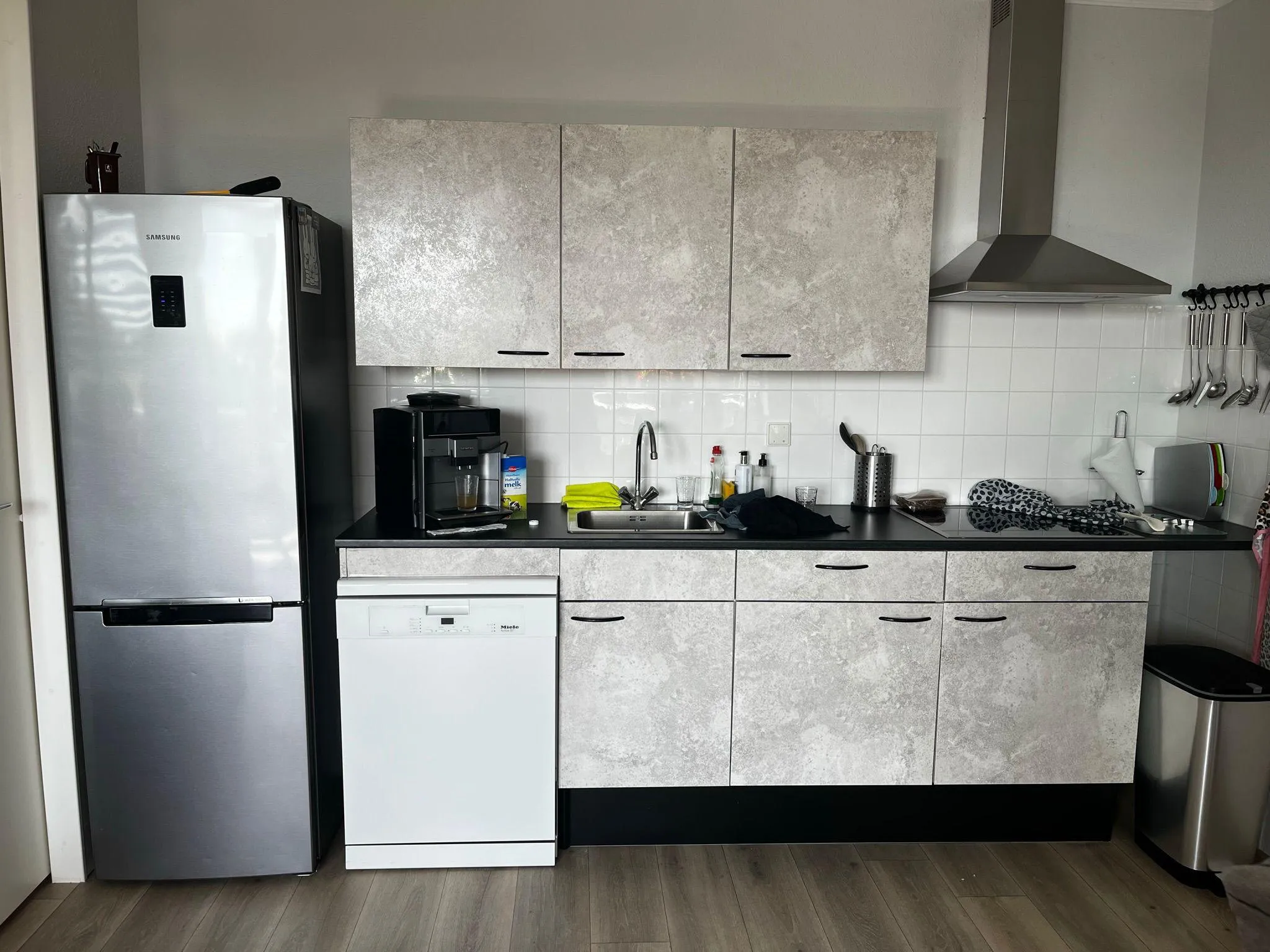 Van witte keuken naar betonlook keuken — na
