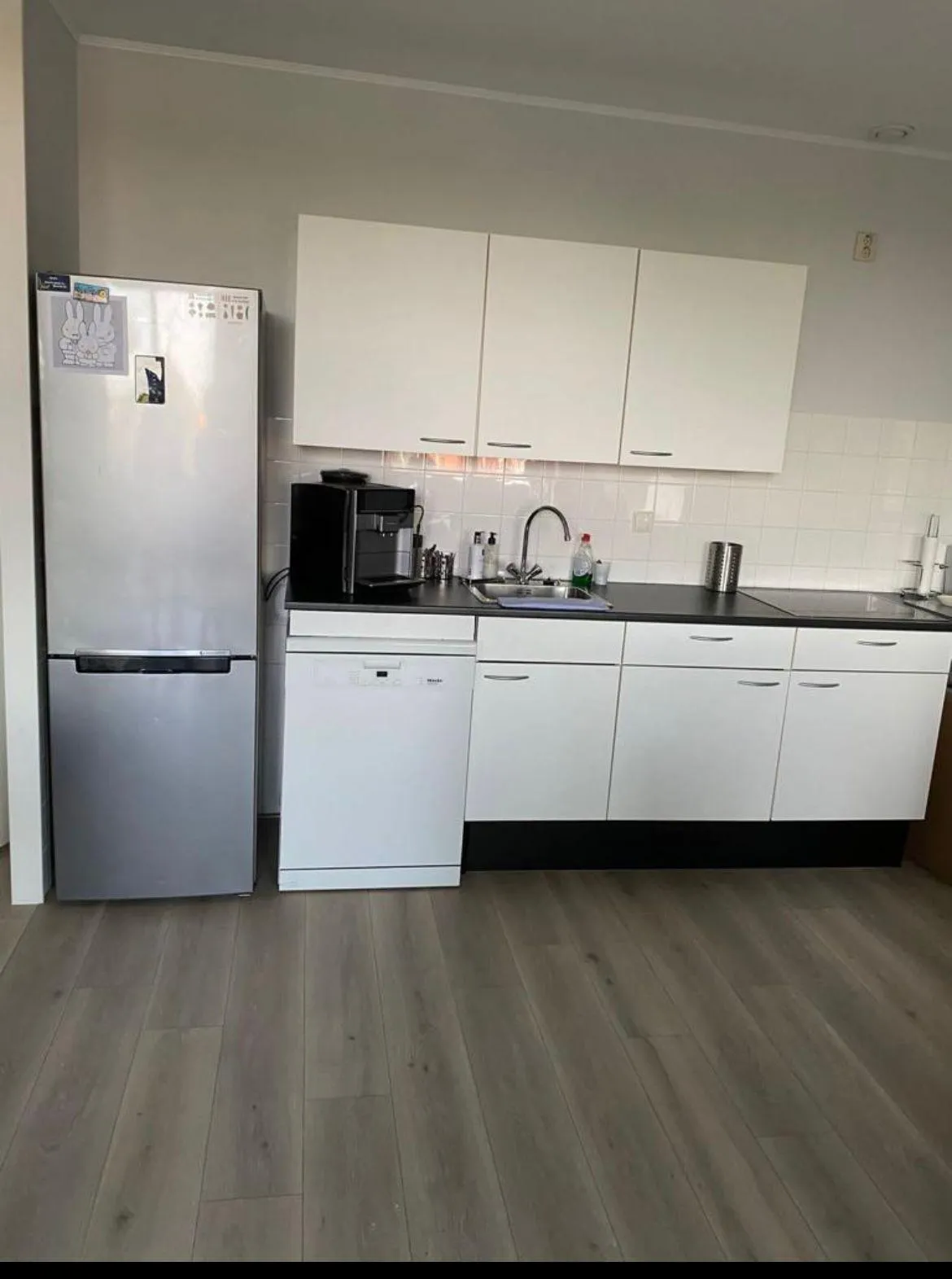 Van witte keuken naar betonlook keuken — voor